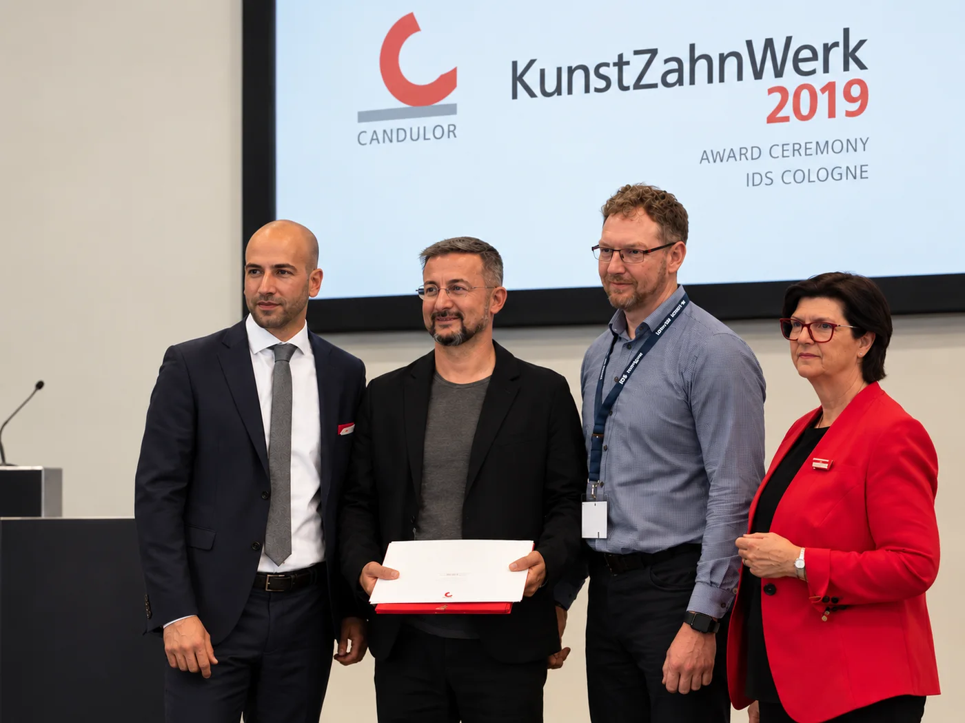 Die Vertreter von Bridge Dental bei der Preisverleihung des Candulor KunstZahnWerk 2019