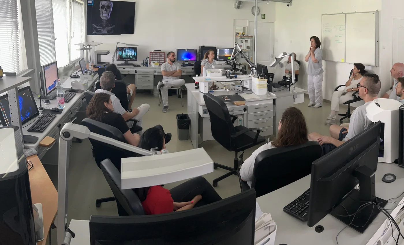 Interne Fortbildung im Dentallabor von Bridge Dental