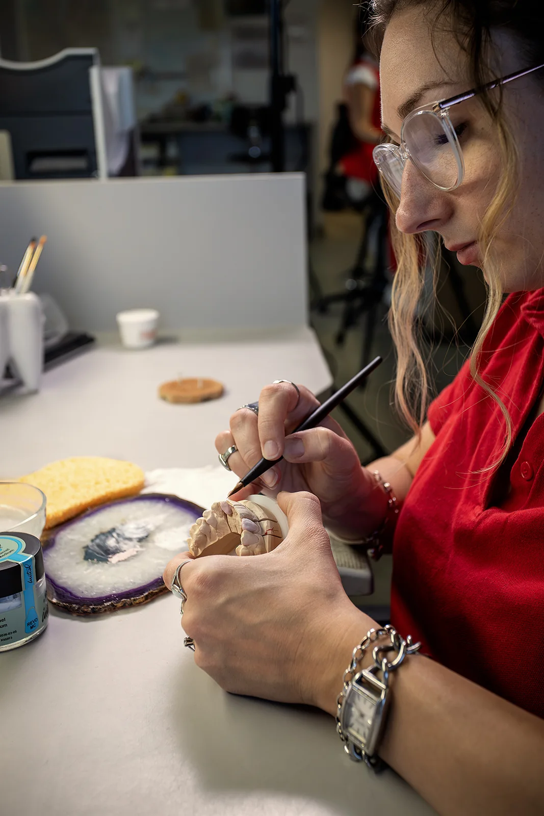 Manuelle Ausarbeitung einer dentalen Restauration