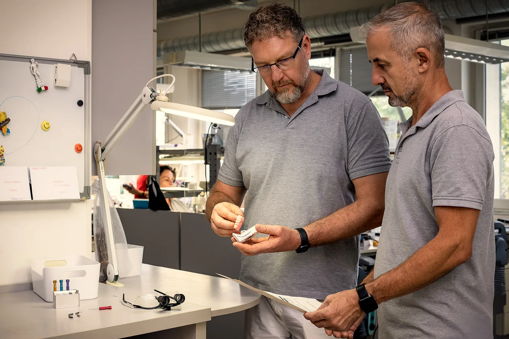 Kínál Attila und Dénes Császár bei der gemeinsamen Arbeit im Labor