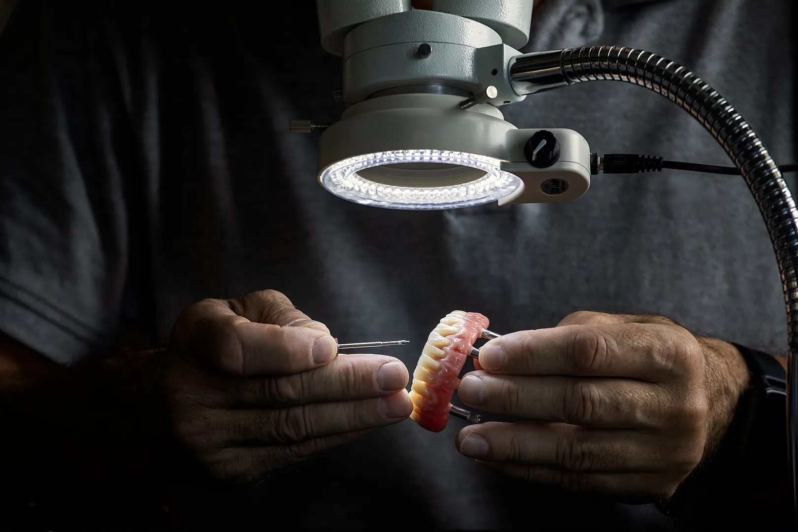 Prüfung einer implantatgetragenen Restauration unter der Vergrößerungsleuchte