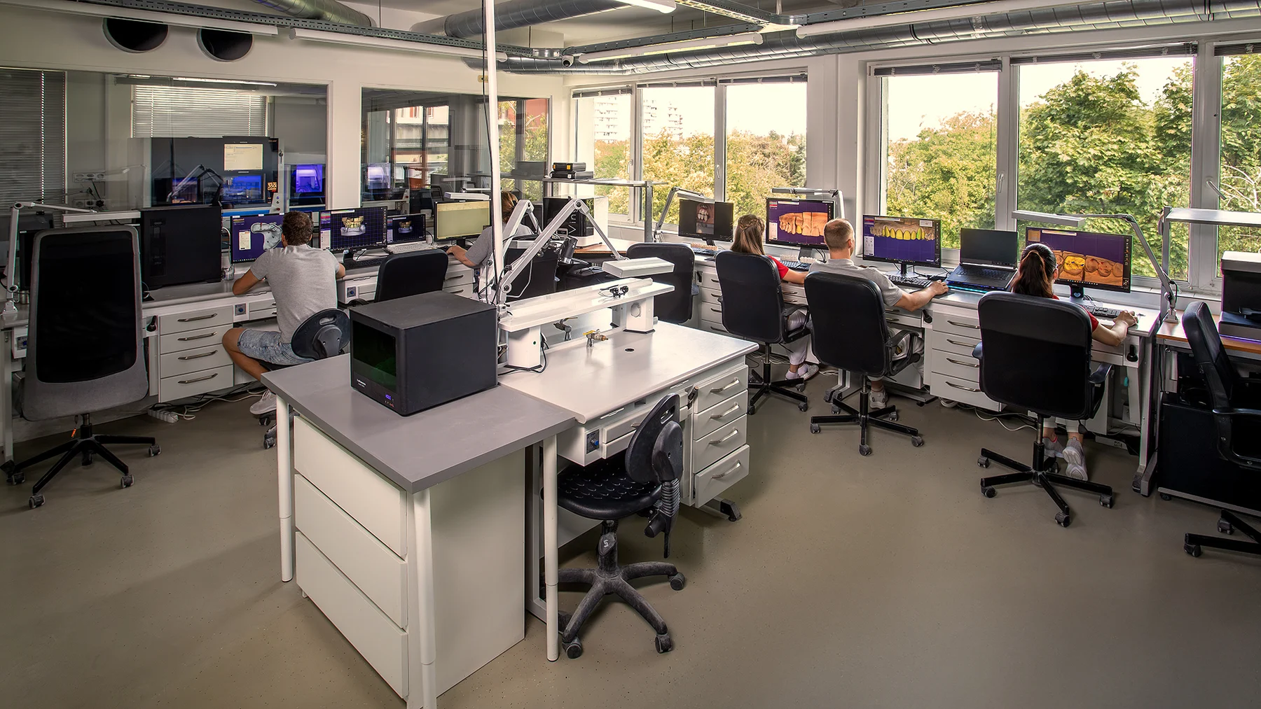Modern ausgestattetes zahntechnisches Labor von Bridge Dental