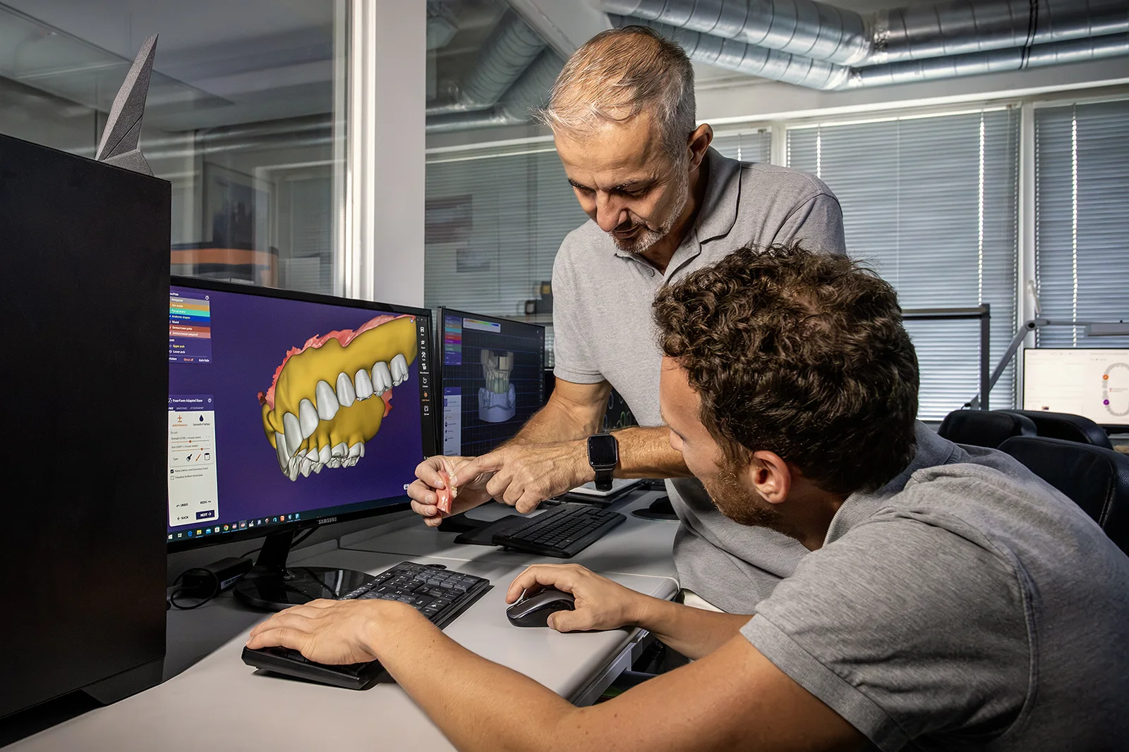 Gemeinsame fachliche Kontrolle einer digitalen Prothesenplanung im Bridge Dental Labor